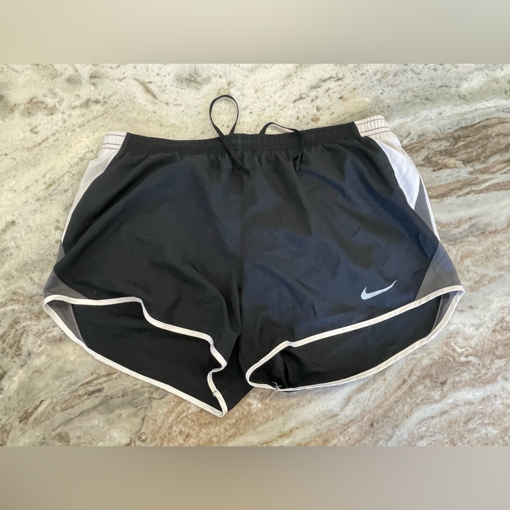 LIKE NEW WOMEN NIKE DRI FIT ATHLETIC SHORTS